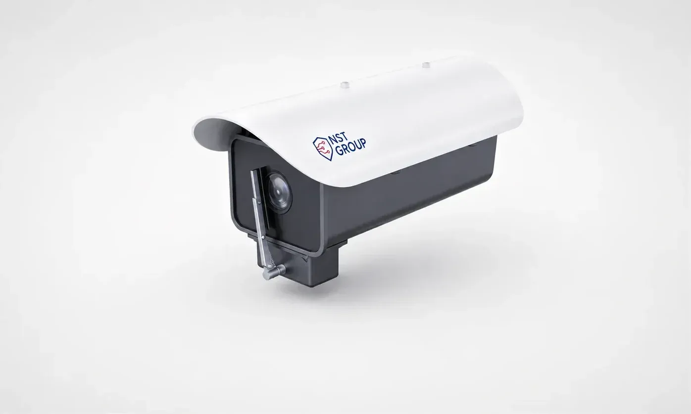 Camera AI NST-TB-8000 dạng bullet trong vỏ bảo vệ ngoài trời màu trắng, mang logo NST Group