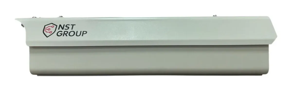 Camera NST-Z5-8M nhìn từ cạnh bên — vỏ hộp kim loại màu trắng xám có mái che phía trên, mang logo NST Group